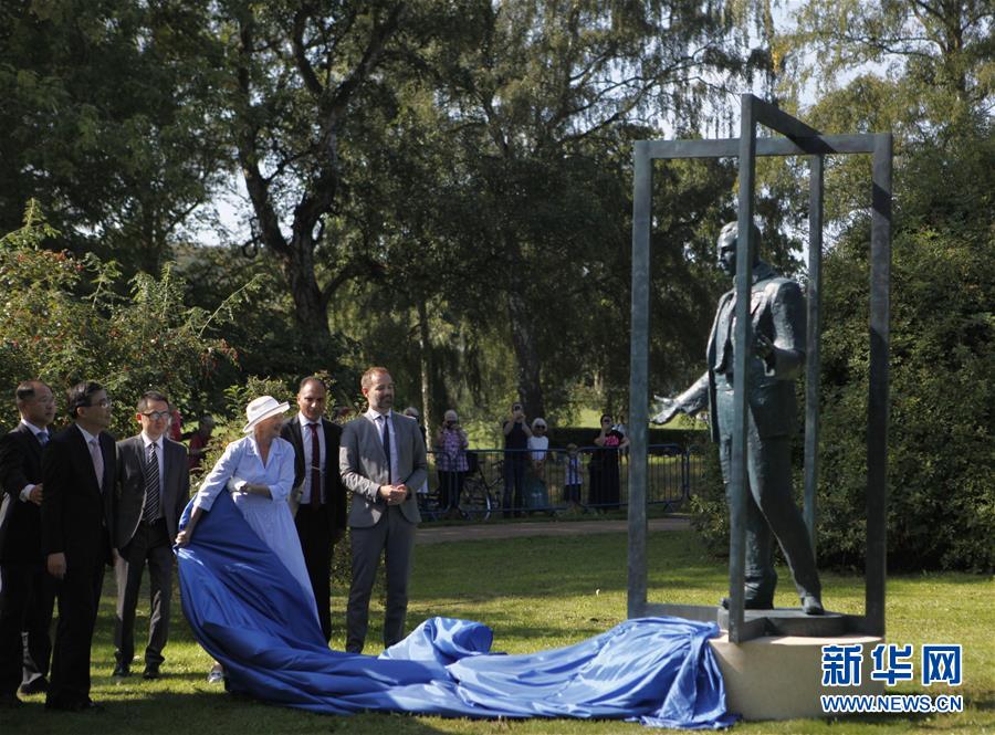 （国际）丹麦女王为中国捐赠的辛德贝格雕像揭幕