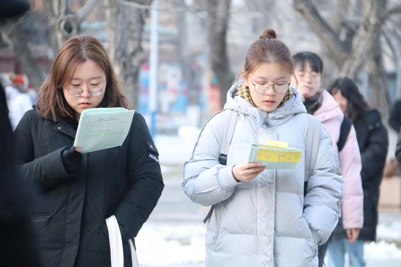 12月21日，中国传媒大学考点，考生们在等候进场时复习（李锦潭/摄）